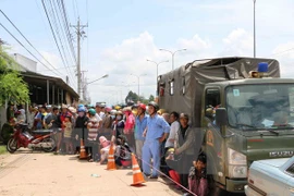 Phong tỏa khu vực ngôi nhà xảy ra án mạng. (Ảnh: Văn Việt/TTXVN)