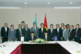 Thủ tướng Nguyễn Tấn Dũng chứng kiến lễ ký kết thỏa thuận hợp tác dầu khí giữa Kazmunaigaz và PetroVietnam. (Ảnh: Đức Tám/TTXVN)