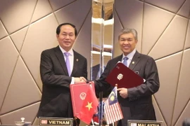 Bộ trưởng Trần Đại Quang và Phó Thủ tướng Malaysia ký Hiệp định hợp tác về phòng, chống tội phạm xuyên quốc gia. (Ảnh: Kim Dung-Chí Giáp/Vietnam+) 