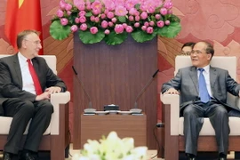 Chủ tịch Quốc hội Nguyễn Sinh Hùng tiếp Chủ tịch Ủy ban thương mại quốc tế của Nghị viện châu Âu Bernd Lange. (Ảnh: Nhan Sáng/TTXVN) 