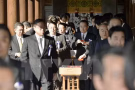Một Bộ trưởng trong nội các Nhật Bản thăm đền Yasukuni 