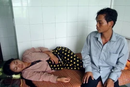 Một người dân có triệu chứng như bệnh bạch hầu đang được điều trị tại Trung tâm y tế huyện Phước Sơn. (Ảnh: Đỗ Trưởng/TTXVN)