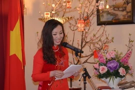 Tiến sỹ Nguyễn Đài Trang, tác giả cuốn sách “Hồ Chí Minh: Nhân văn và phát triển” trong buổi giới thiệu sách ở Ottawa. (Ảnh: Dương Hoa/Vietnam+)