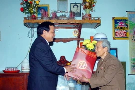 Bí thư Thành ủy Hà Nội thăm, tặng quà nguyên lãnh đạo thành phố