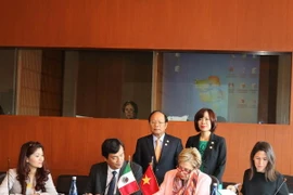 Bộ trưởng Hoàng Tuấn Anh và Đại sứ Lê Linh Lan (đứng sau) chứng kiến lễ ký Thỏa thuận hợp tác văn hóa Mexico-Việt Nam tại Mexico City. (Ảnh: Việt Hòa/Vietnam+) 