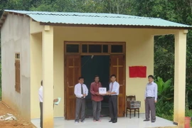 Tặng nhà đại đoàn kết cho người nghèo. (Ảnh: Đoàn Hữu Trung/TTXVN)