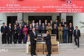 Bộ trưởng Công an Trần Đại Quang (trái) trao thiết bị chuyên dụng cho Bộ An ninh Lào. (Ảnh: Phạm Kiên-Nguyễn Chiến/TTXVN) 