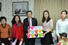 Đại sứ Việt Nam tại Hàn Quốc tặng quà cô dâu người Việt dịp Tết