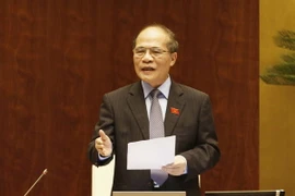 Chủ tịch Quốc hội Nguyễn Sinh Hùng trả lời chất vấn. (Ảnh: Đức Tám/TTXVN)