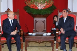 Thường trực Ban Bí thư Lê Hồng Anh tiếp ông Mubariz Gurbanli, Phó Bí thư Điều hành Đảng “Azerbaijan mới”. (Ảnh: Doãn Tấn/TTXVN) 