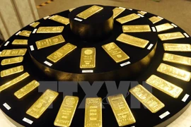 Vàng thỏi trưng bày tại cửa hàng kim hoàn Ginza Tanaka ở Tokyo, Nhật Bản. (Nguồn: AFP/TTXVN)