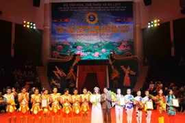 Ban Tổ chức trao huy chương vàng cho các nghệ sỹ với 5 tiết mục biểu diễn. (Ảnh: Minh Đức/TTXVN) 