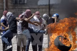 Người biểu tình bạo động Palestine trong xung đột với binh sỹ Israel ở Shuafat, khu vực lân cận Jerusalem. (Nguồn: AFP/TTXVN)