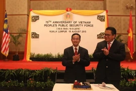 Đại sứ Phạm Cao Phong và Thứ trưởng Bộ Nội vụ Malaysia Nur Jazlan Bin Mohamed tại buổi lễ. (Ảnh: Chí Giáp/Vietnam+)