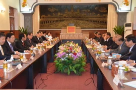 Quang cảnh buổi hội đàm giữa Thường trực Ban Bí thư Lê Hồng Anh và Trưởng Ban Thường trực Ban Thường vụ Trung ương CPP Sai Chhum. (Ảnh: Chí Hùng/Vietnam+)