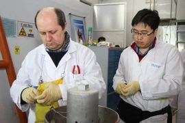 Các điều tra viên IAEA tại nhà máy Natanz, cách thủ đô Tehran khoảng 300km về phía nam. (Nguồn: AFP/TTXVN)