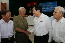 Chủ tịch nước Trương Tấn Sang với các cử tri. (Ảnh: Nguyễn Khang/TTXVN) 