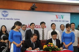 Bộ trưởng Nguyễn Bắc Son chứng kiến Lễ ký kết Bàn giao nguyên trạng Đài VTC về VOV. (Nguồn: mic.gov.vn) 