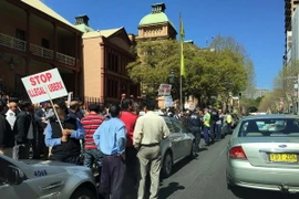 Biểu tình phản đối dịch vụ taxi Uber ở Sydney. (Ảnh: Khánh Linh/Vietnam+)