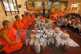 Nghi lễ dâng cơm và hoa quả cho các sư trong ngày Tết Chôl Chnăm Thmây (Ảnh: TTXVN)