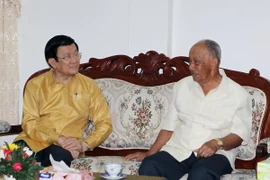 Chủ tịch nước Trương Tấn Sang thăm nguyên Chủ tịch nước, Chủ tịch Đảng Nhân dân Cách mạng Lào Khamtay Siphandone. (Ảnh: Nguyễn Khang/TTXVN)