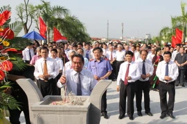 Thường trực Ban Bí thư Lê Hồng Anh dâng hương tại Tượng đài ông Hoàng Quốc Việt. (Ảnh: Thái Hùng/TTXVN)