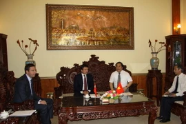 Đại sứ Việt Nam tại Nga Nguyễn Thanh Sơn tiếp Tỉnh trưởng tỉnh Moskva Andrey Vorobyev. (Ảnh: Quế Anh/Vietnam+) 