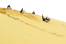 Trượt cát - Trải nghiệm thú vị dành cho du khách ở Quảng Bình