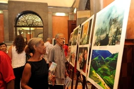 Người dân Cuba tham quan triển lãm về Việt Nam bên lề lễ kỷ niệm. (Ảnh: Lê Hà/TTXVN) 