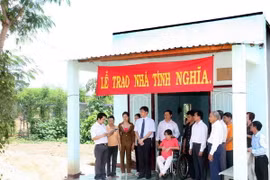 TTXVN bàn giao nhà tình nghĩa, tặng quà tết cho bà con Vân Kiều
