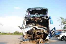 Chiếc xe bị tại nạn. (Ảnh: Sơn Nam-Quang Thuận/Vietnam+)