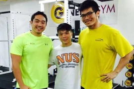 Anh Yeo Kim Yeong (giữa) đã xác lập kỷ lục người đẩy xà nhanh nhất thế giới. (Nguồn: guinnessworldrecords.com)