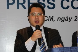 Ông Takahito Otsu trao đổi với phóng viên tại buổi họp báo. (Ảnh: Hà Huy Hiệp/Vietnam+)