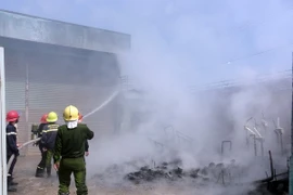 Bình Phước nhanh chóng dập tắt một vụ hỏa hoạn ở lò sấy gỗ