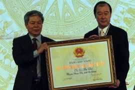 Đại diện Bộ Văn hóa, Thể thao và Du lịch trao Bằng xếp hạng Di tích Quốc gia đặc biệt Óc Eo-Ba Thê cho Sở Văn hóa, Thể thao và Du lịch tỉnh An Giang. (Ảnh: Công Mạo/TTXVN) 