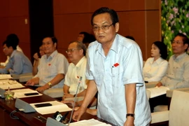 Đại biểu Quốc hội Trần Du Lịch (Thành phố Hồ Chí Minh) phát biểu ý kiến. (Ảnh: Phạm Kiên/TTXVN) 