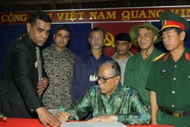 Tổng thống Bangladesh Abdul Hamid viết sổ lưu niệm tại khu di tích Địa đạo Củ Chi, Thành phố Hồ Chí Minh. (Ảnh: Thanh Vũ/TTXVN)