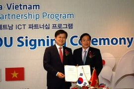 Hai Bộ trưởng tại lễ ký kết thỏa thuận hợp tác. (Ảnh: Vũ Toàn/Vietnam+) 