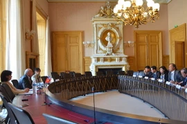 Đoàn công tác Ủy ban Pháp luật Quốc hội thăm, làm việc ở Pháp