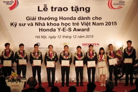 10 sinh viên xuất sắc được nhận giải thưởng Honda. (Ảnh: Văn Xuyên/Vietnam+)