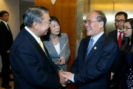 Chủ tịch Quốc hội Nguyễn Sinh Hùng gặp Chủ tịch Hạ viện Nhật Bản Tadamori Oshima. (Ảnh: Nhan Sáng/TTXVN) 