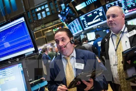 Giao dịch viên làm việc tại sàn giao dịch chứng khoán New York. (Nguồn: AFP/TTXVN)