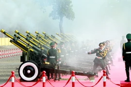 Bắn 21 phát đại bác chào mừng Quốc khánh. (Nguồn: TTXVN) 