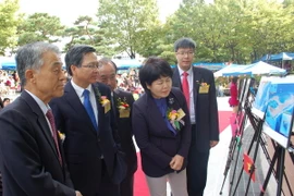 Đại sứ Việt Nam tại Hàn Quốc Phạm Hữu Chí (đứng thứ 2 từ trái sang) và bà Baek Chung hee, Phó thị trưởng Thành phố Daejeon tham quan triển lãm. (Ảnh: Vũ Toàn-Phạm Duy/Vietnam+) 