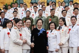 Phó Chủ tịch nước Nguyễn Thị Doan và các điển hình tiên tiến của lực lượng Công an nhân dân. (Ảnh: Doãn Tấn/TTXVN)