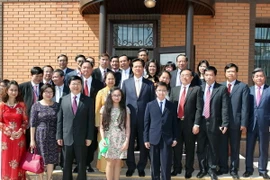 Thủ tướng Nguyễn Tấn Dũng và Phu nhân chụp ảnh chung với cán bộ, nhân viên Đại sứ quán và đại diện Cộng đồng người Việt Nam tại Kazakhstan. (Ảnh: Đức Tám/TTXVN)