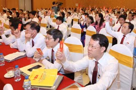 Biểu quyết lấy ý kiến tại một đại hội đảng bộ cơ sở. (Ảnh: Ngọc Hà/TTXVN)