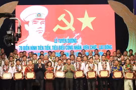 70 tập thể, cá nhân có thành tích xuất sắc trong phong trào toàn dân bảo vệ an ninh Tổ quốc được tôn vinh tại buổi lễ. (Ảnh: Doãn Tấn/TTXVN) 