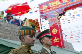 Binh sỹ Trung Quốc và Ấn Độ tại một cửa khẩu ở biên giới hai nước. (Nguồn: emergingequity.org)