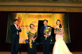 Đại sứ Trương Mạnh Sơn tặng hoa cho các nghệ sỹ tham gia buổi hòa nhạc nhân dịp Quốc khánh (Ảnh: Trần Quang Vinh/Vietnam+)